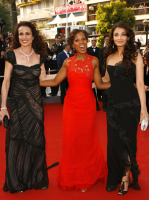 Aishwarya Rai on red carpet with other famous actresses.PNG